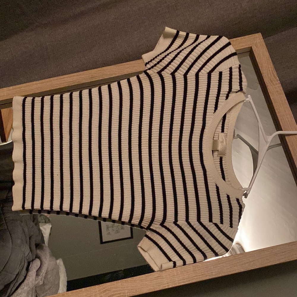 Very stretchy but tight fitting cropped shirt